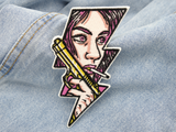 Frau mit Pistole und Zigarette Patch auf hellblauer Jeans