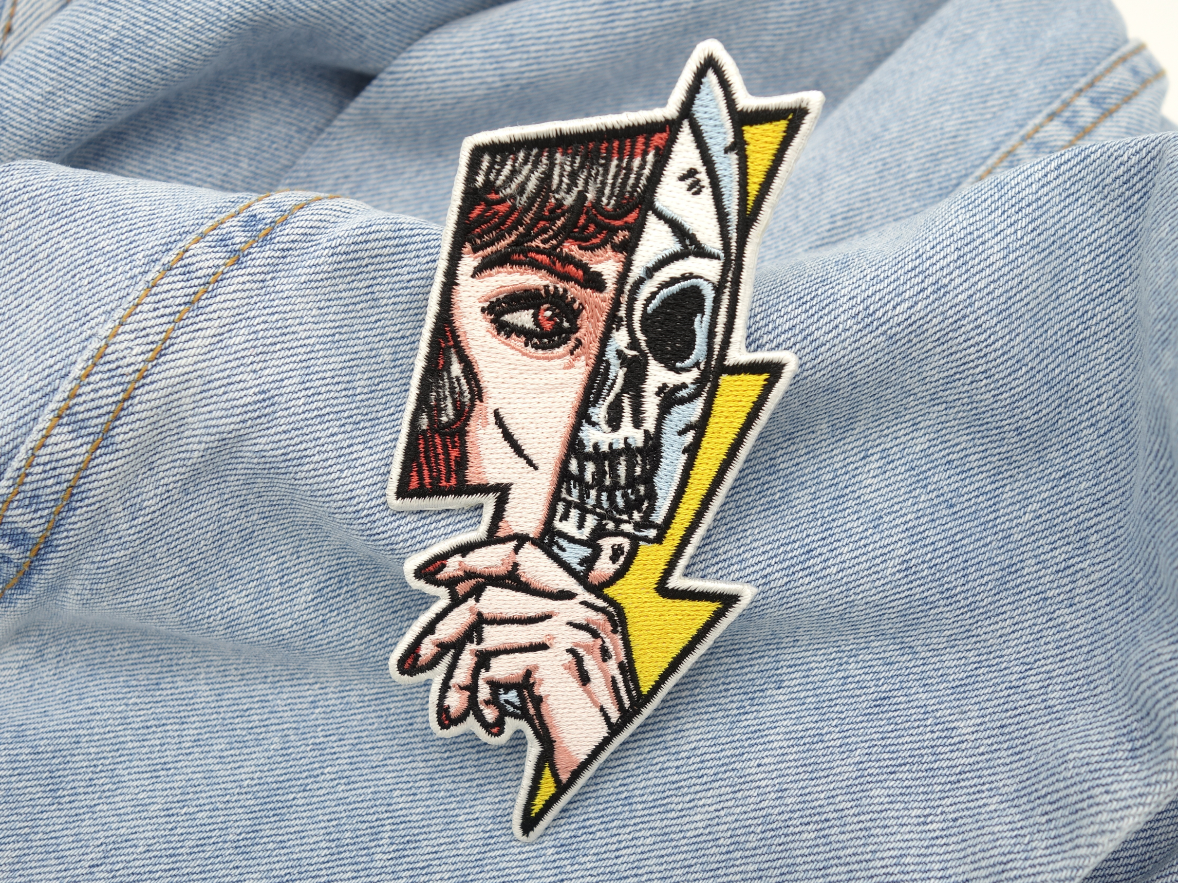 Totenkopf Frau Patch auf hellblauer Jeans