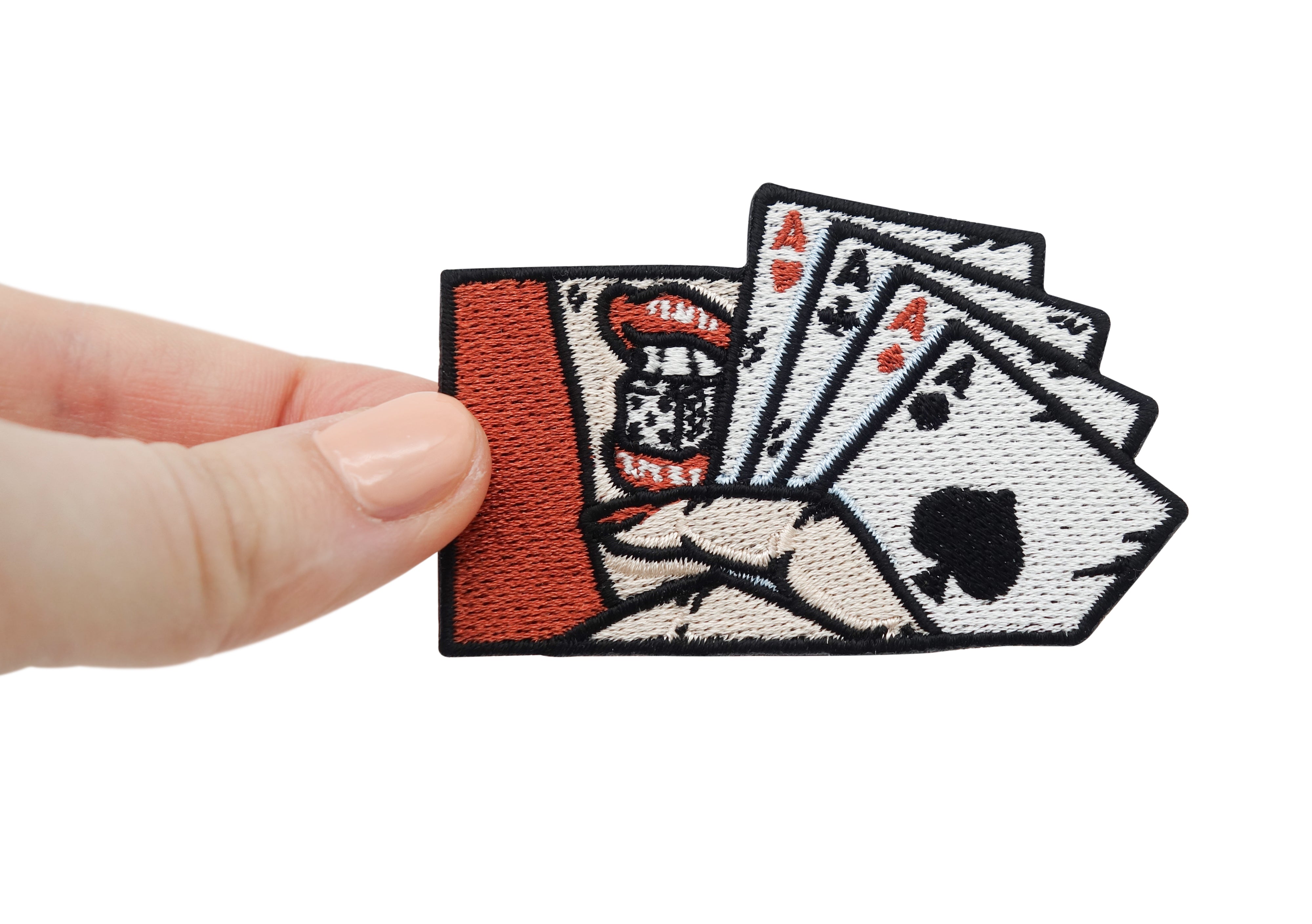 Frauenhand hält den 4 Asse Patch
