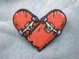 Skateboard Herz Patch auf hellblauer Jeans