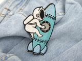 Astronaut auf Rakete Patch auf hellblauer Jeans