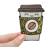 Frauenhand hält den süßen Kaffee Becher Patch