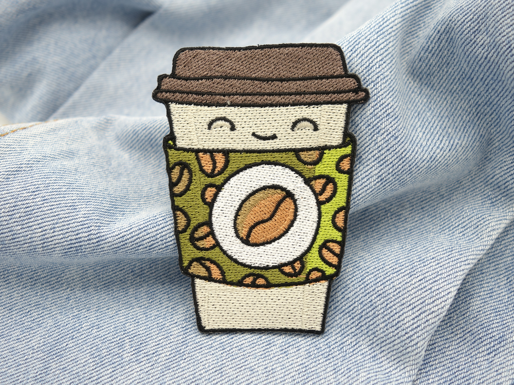 Kaffee Becher Patch auf hellblauer Jeans