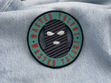 Skimasken Patch auf hellblauer Jeans