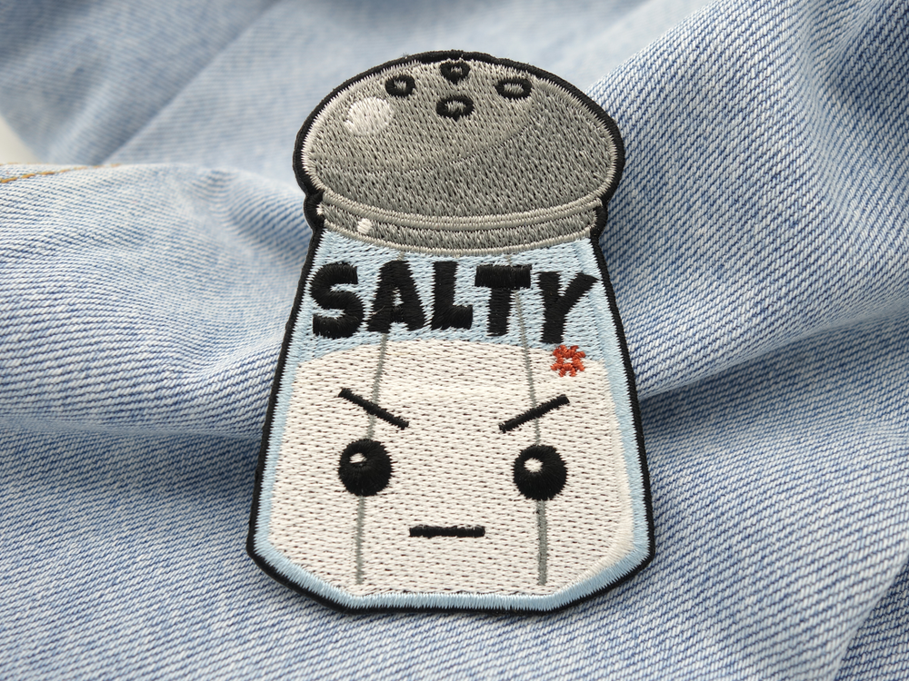 Salty Salzstreuer Patch auf hellblauer Jeans