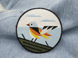 Vogel Patch auf hellblauer Jeans