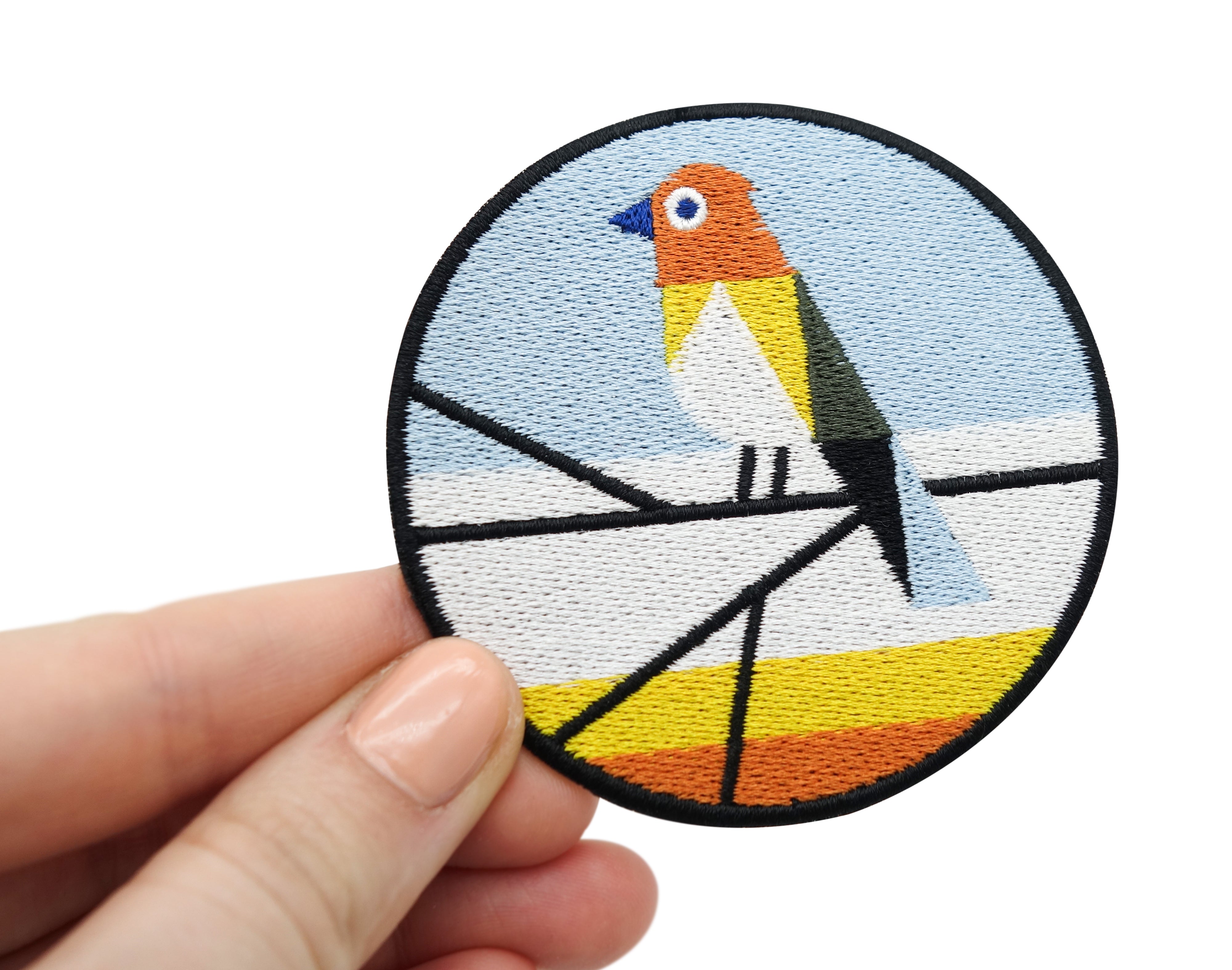 Frauenhand hält den Vogel Patch