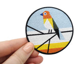 Frauenhand hält den Vogel Patch