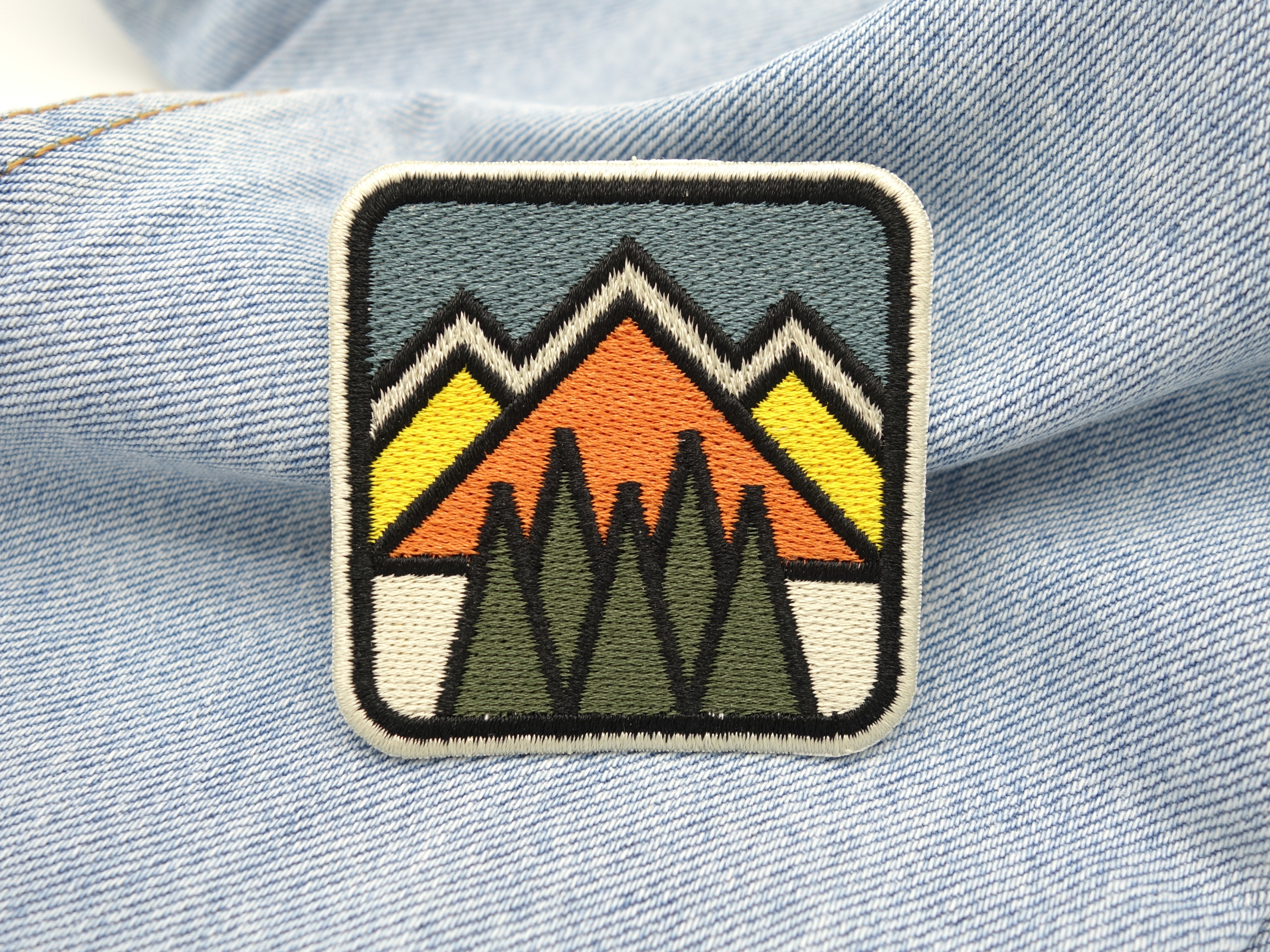 Retro Berge Patch auf hellblauer Jeans