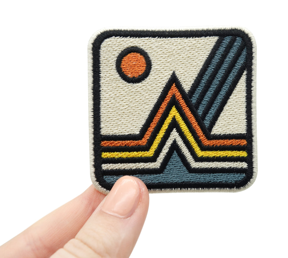Frauenhand hält den Berg Patch