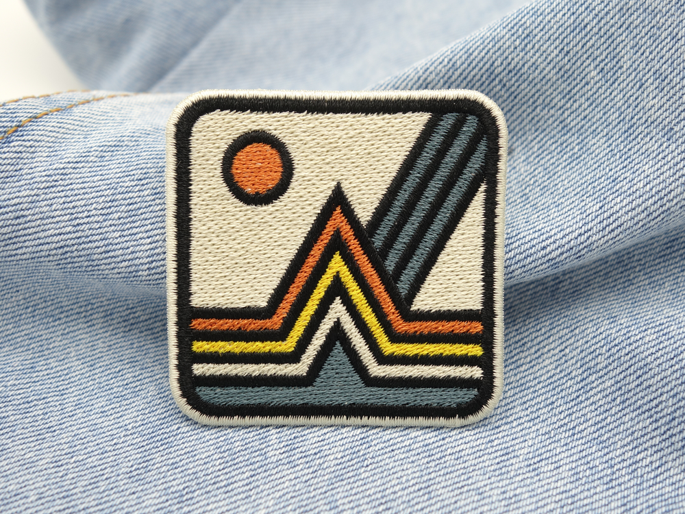 Berg Patch auf hellblauer Jeans