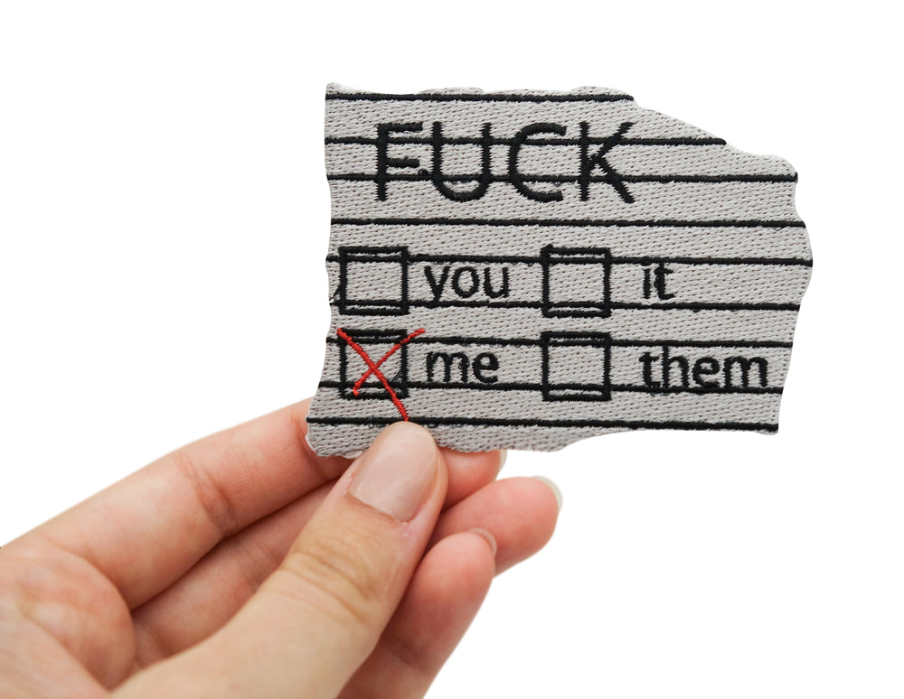 Frauenhand hält den Fuck me Patch
