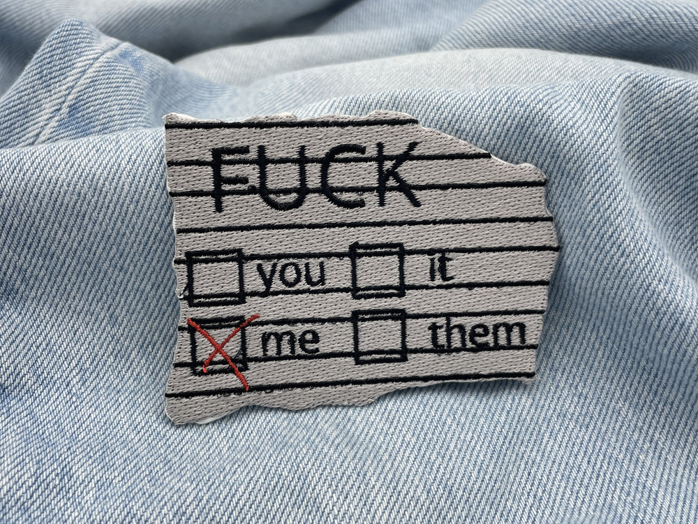 Fuck me Patch auf hellblauer Jeans