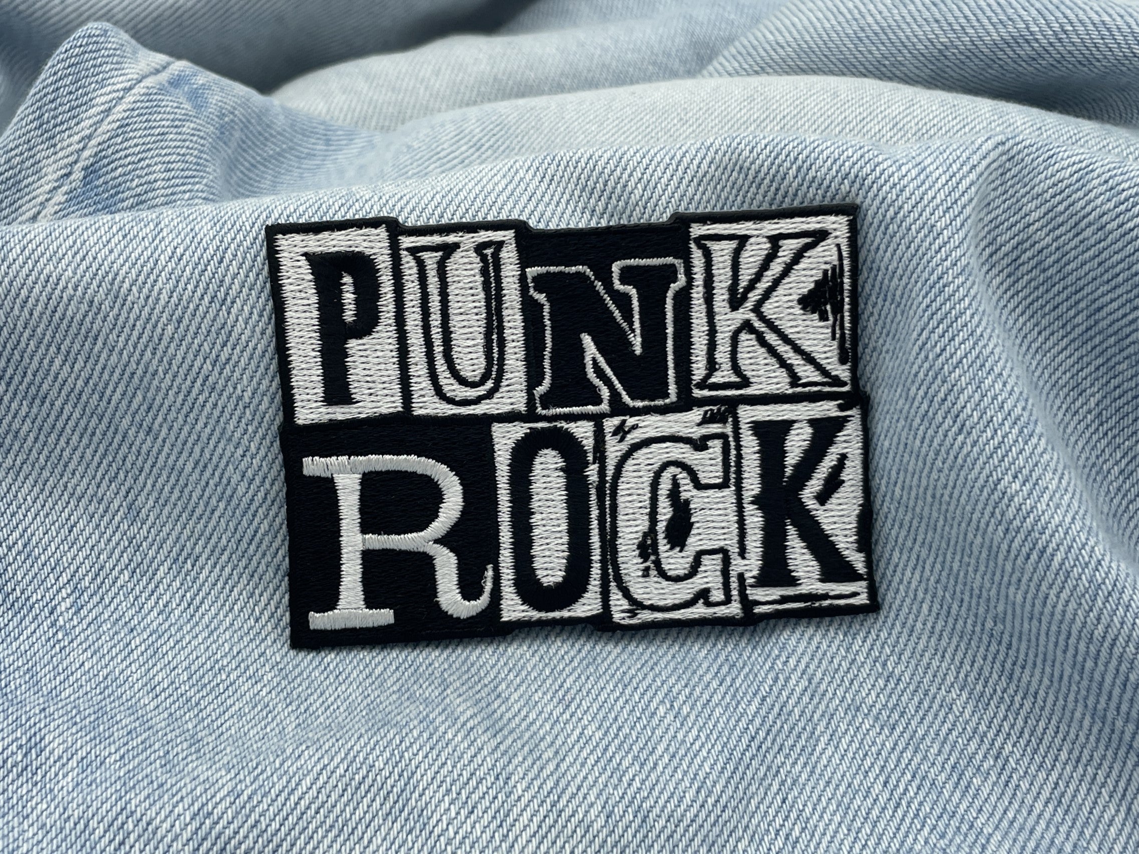 Punk Rock Patch auf hellblauer Jeans