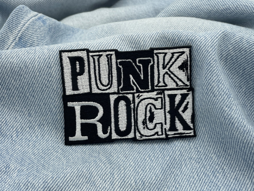 Punk Rock Patch auf hellblauer Jeans