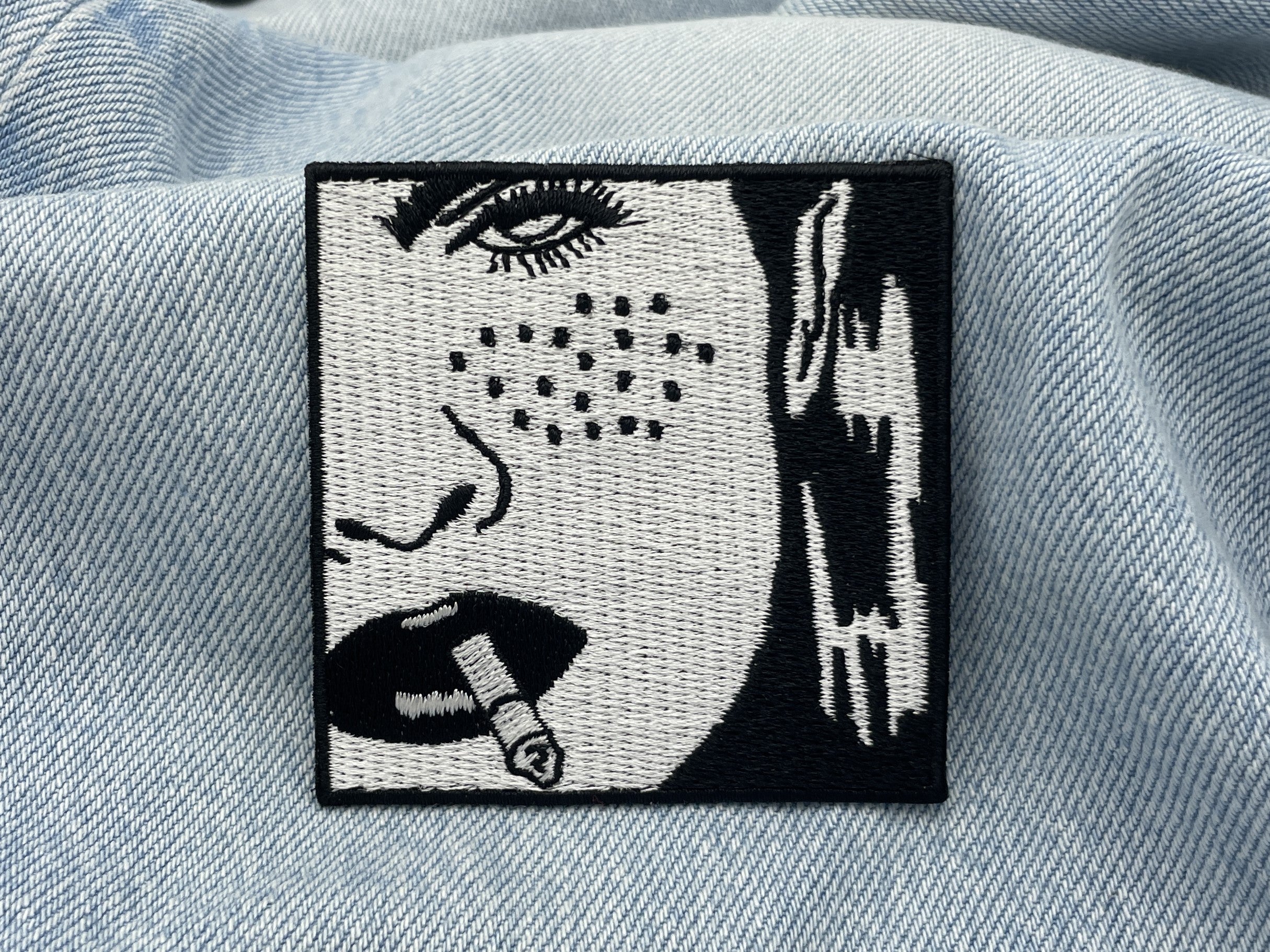 Frau mit Zigarette Patch auf hellblauer Jeans