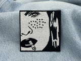 Frau mit Zigarette Patch auf hellblauer Jeans