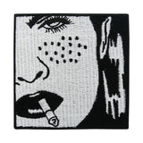 Schwarz-weißer Frau mit Zigarette Patch