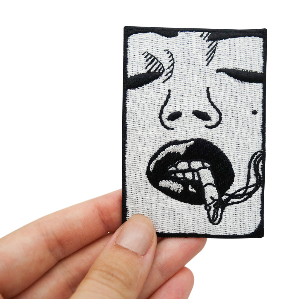 Bad Girl Patch gehalten von einer Frauenhand