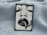 Bad Girl Patch auf hellblauer Jeans