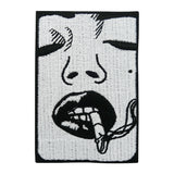 Schwarz-weißer Frau raucht eine Zigarette Patch