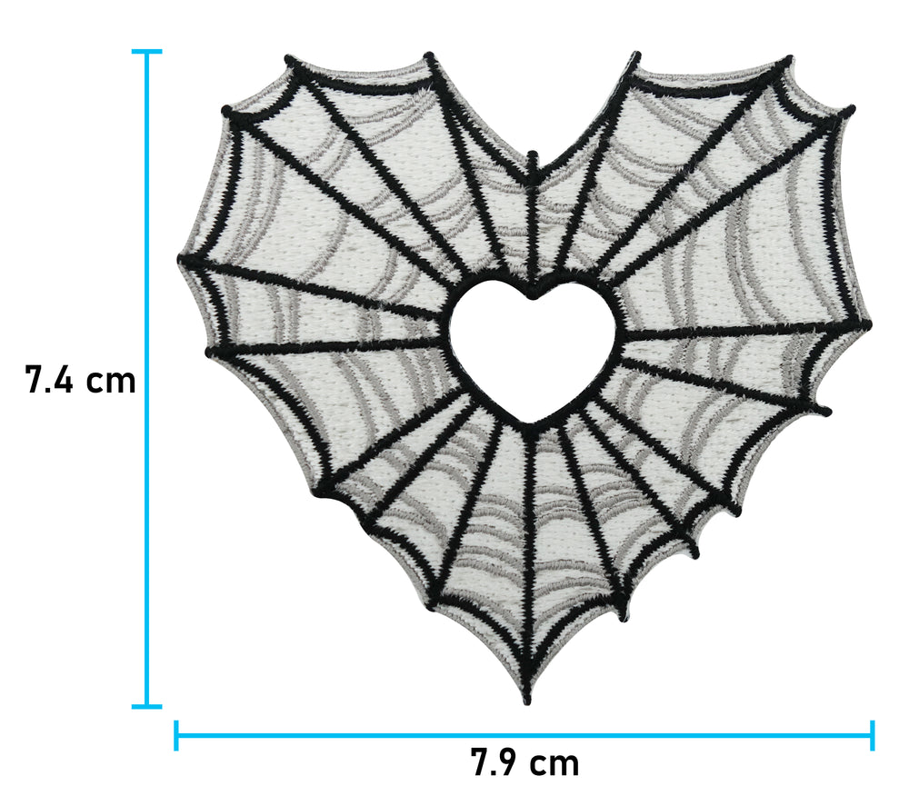Spinnenweben Herz Patch mit der Maße: 7,4 x 7,9 cm