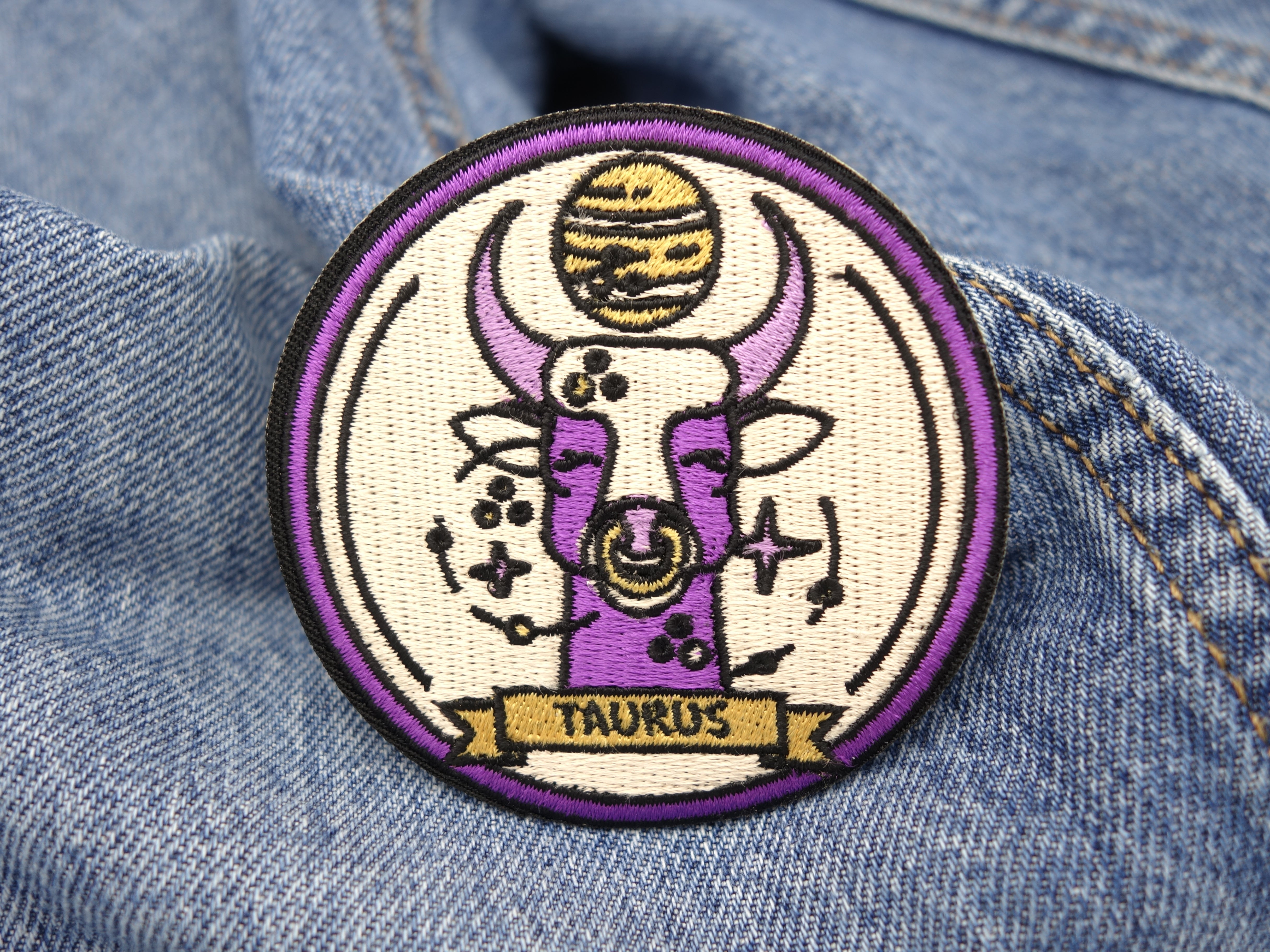Stier Sternzeichen Patch auf blauer Jeans