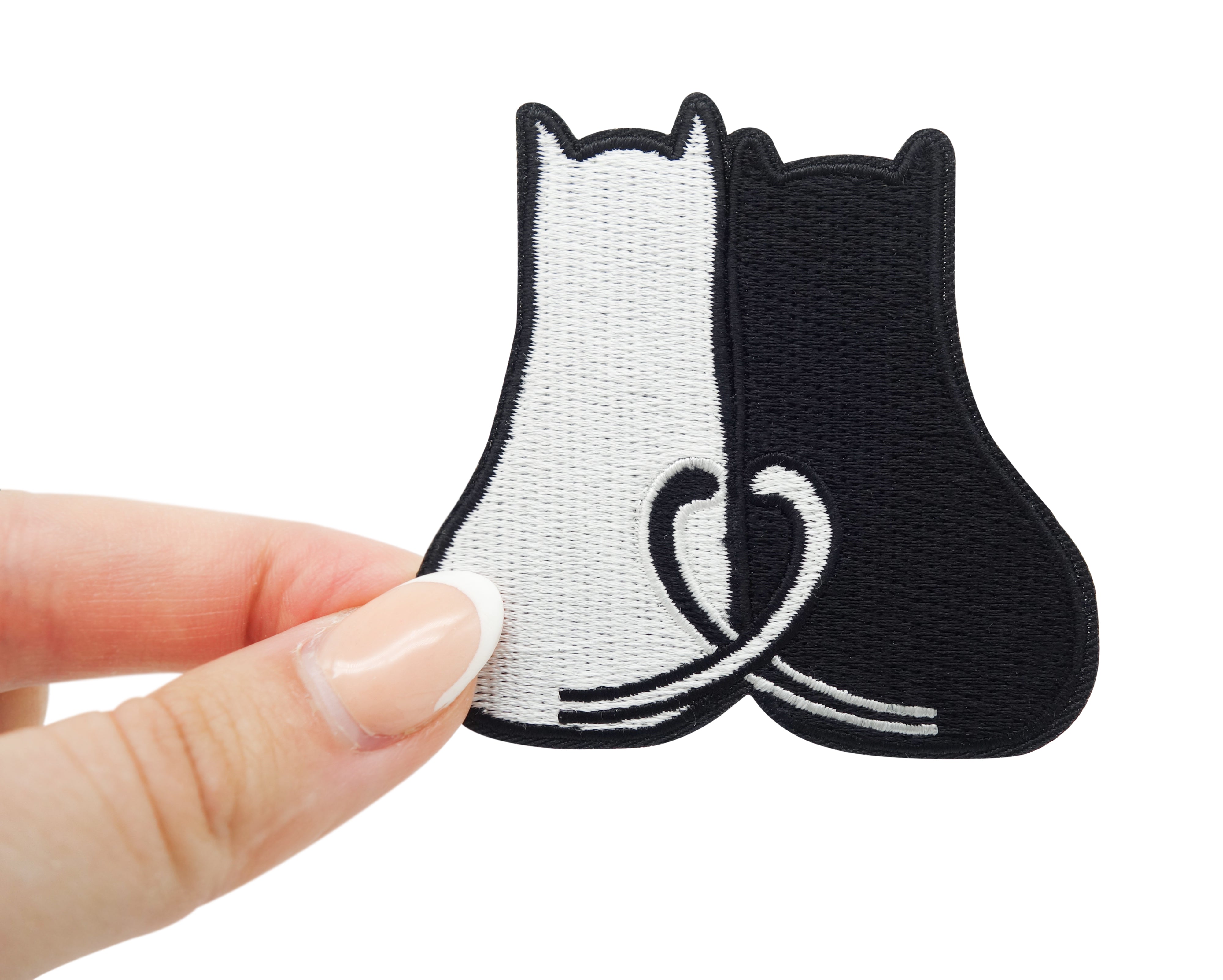 Frauenhand hält den Katzen Patch