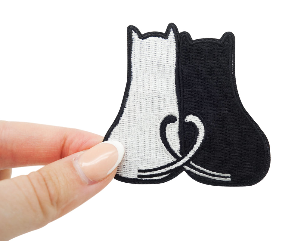 Frauenhand hält den Katzen Patch
