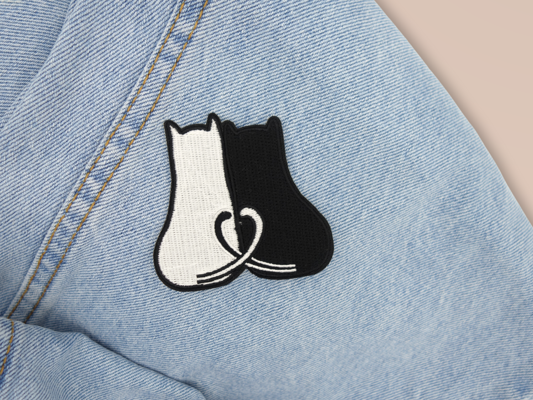 Katzen Patch auf hellblauer Jeans aufgebügelt