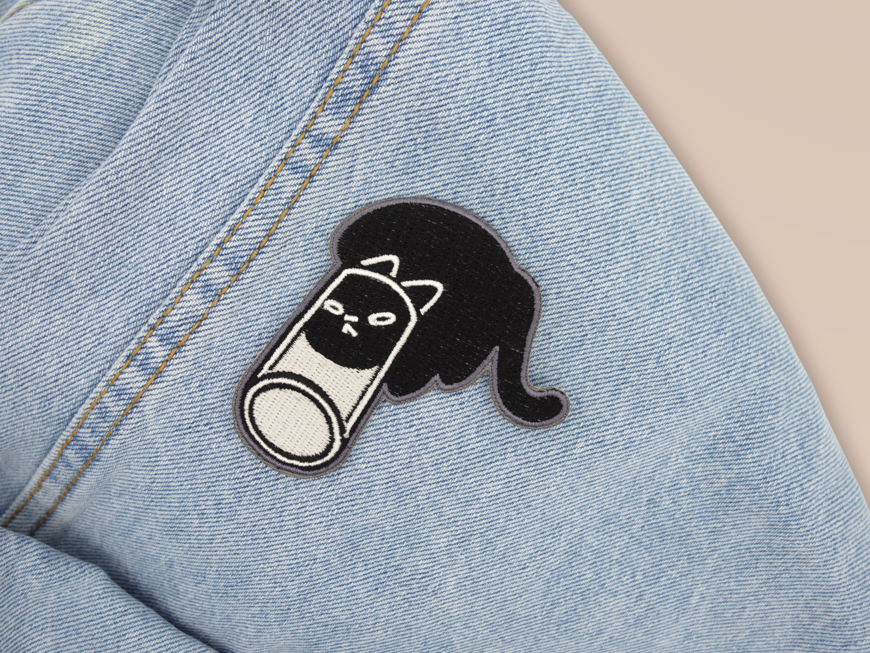 Katze im Glas Patch auf hellblauer Jeans aufgebügelt
