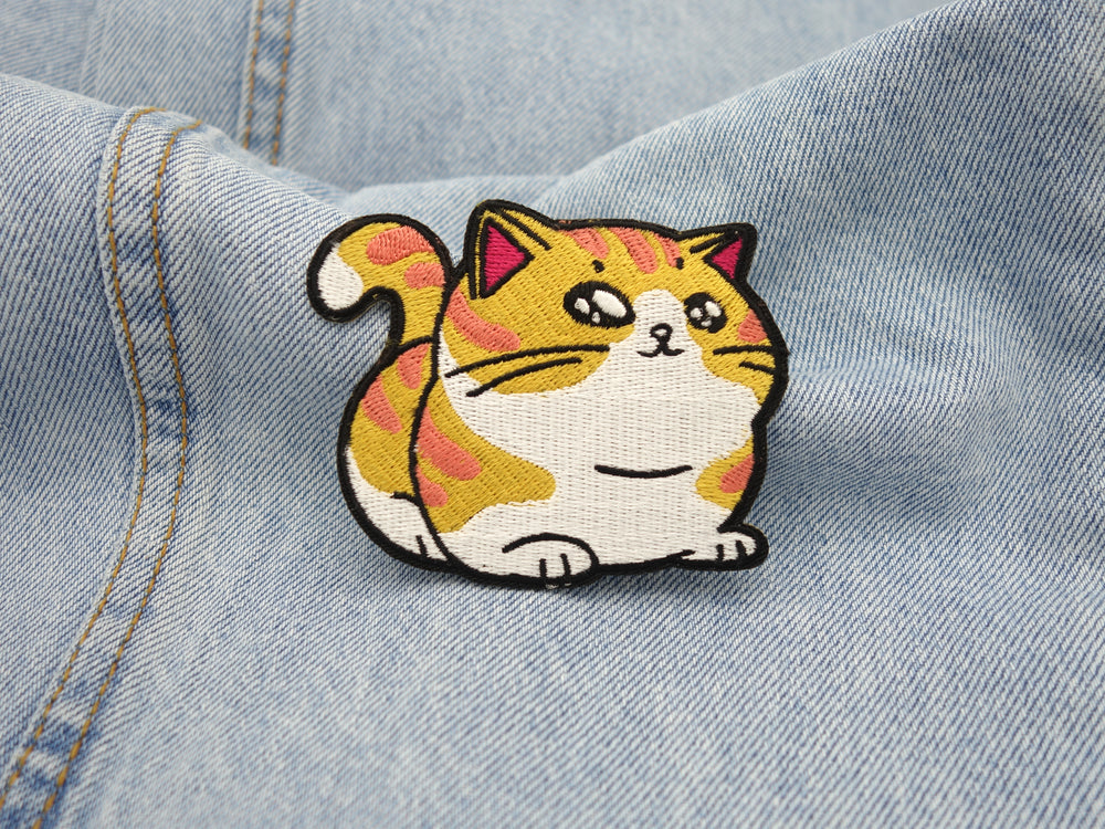 Dicke Katze Patch auf hellblauer Jeans