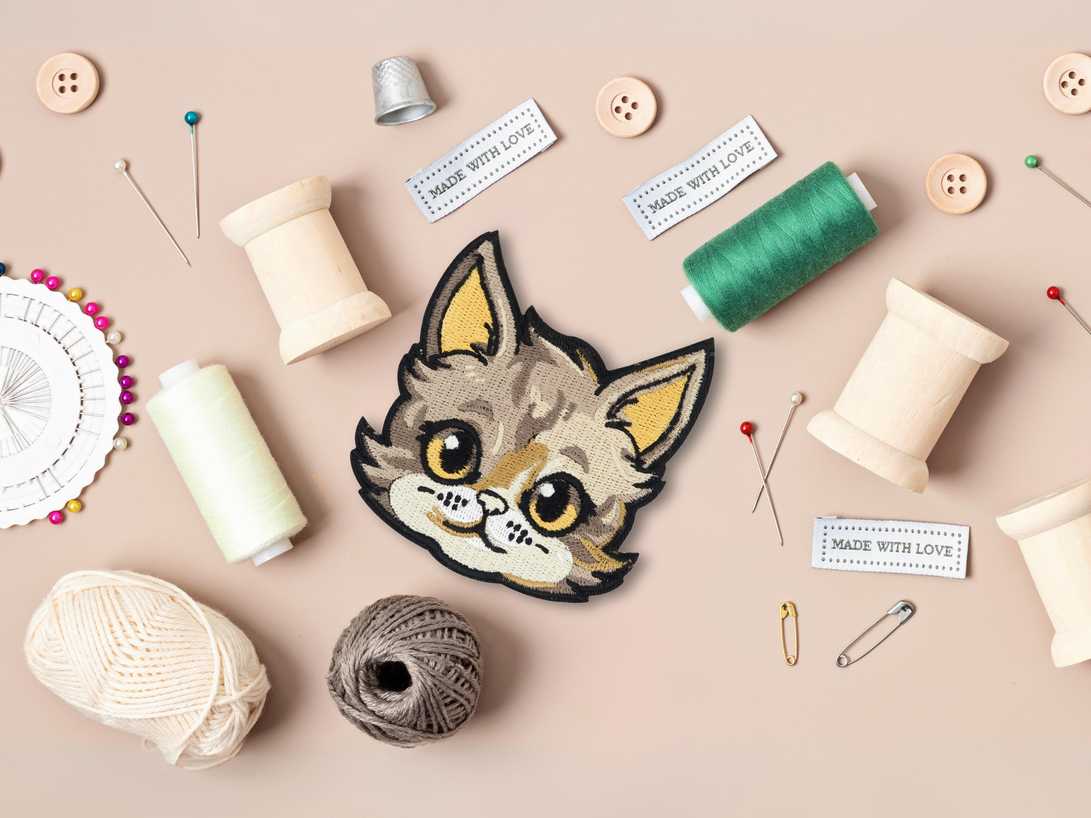 Brauner Katzenkopf Patch mit Nähzeug im Hintergrund