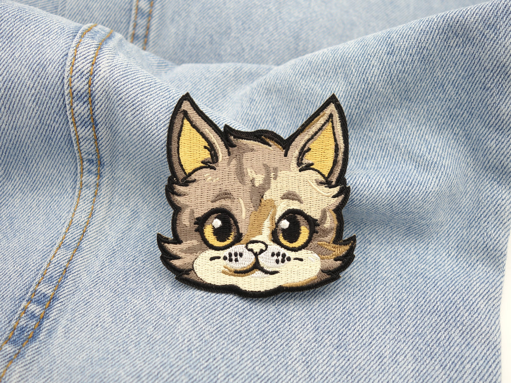 Katzenkopf Patch auf hellblauer Jeans