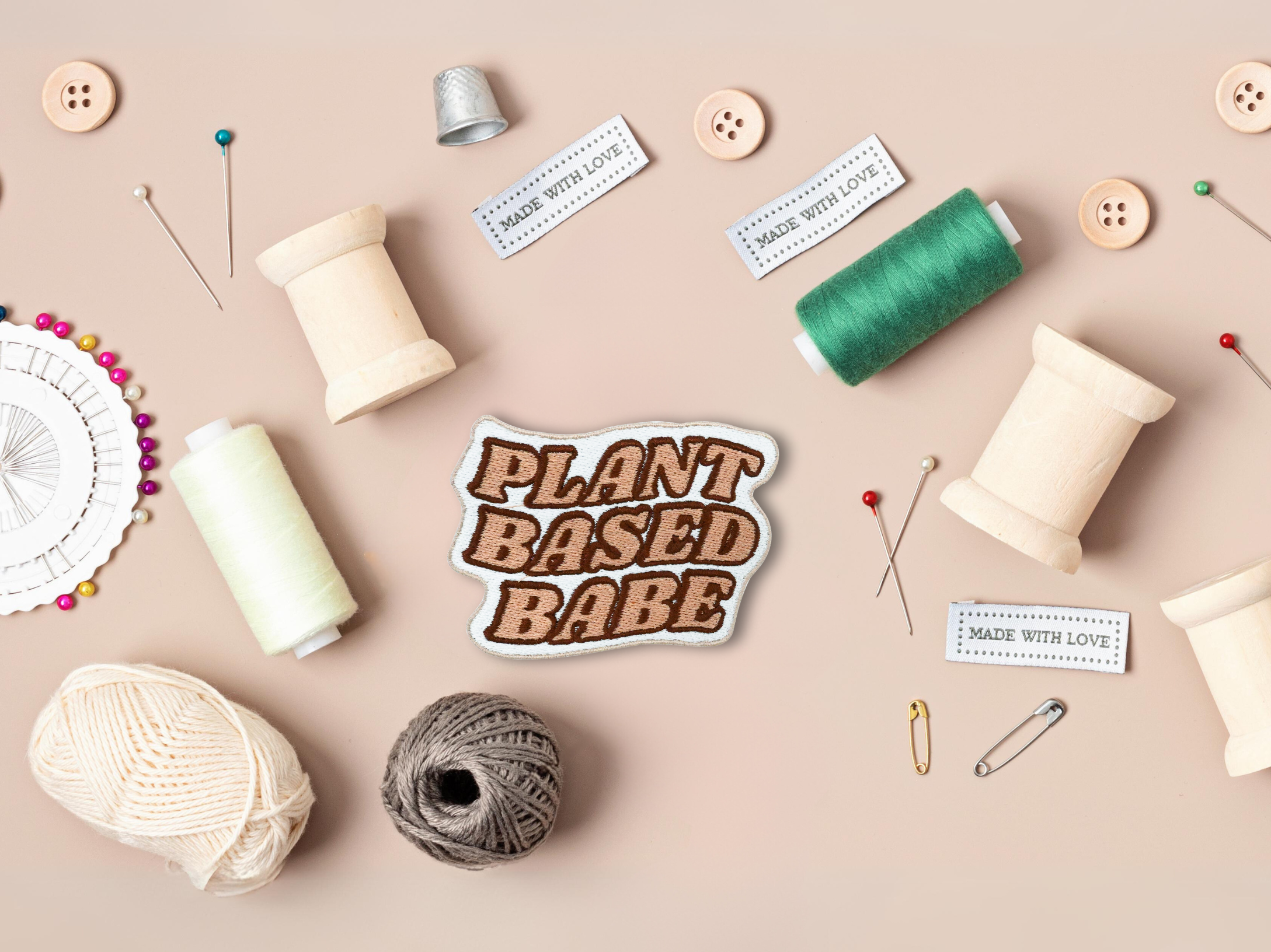 Plant Based Babe | Vegan Patches, Veggie Aufbügler, Rosa Flicken, Gemüse & Obst Aufnäher, Finally Home Patch zum Aufbügeln