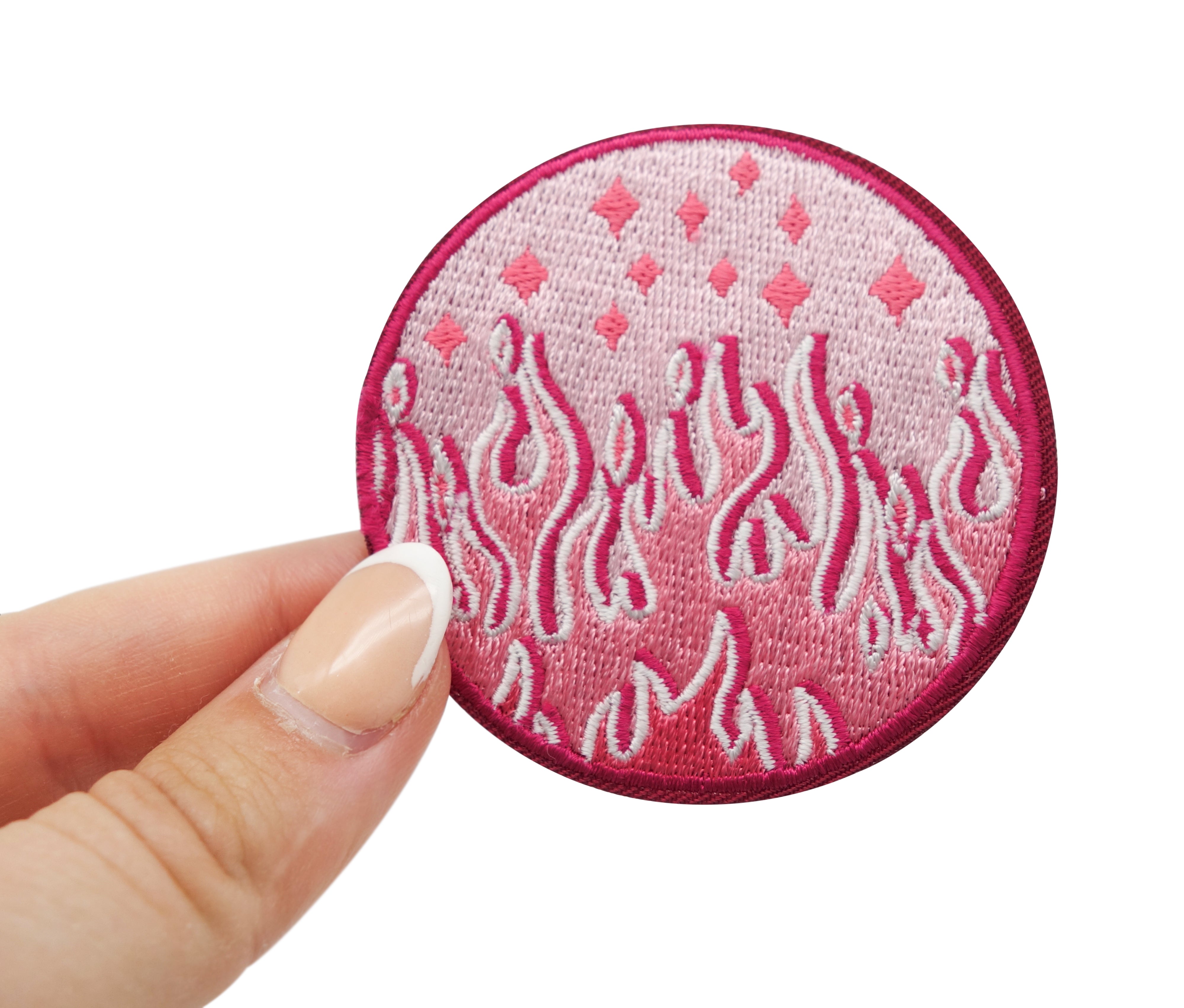 Frauenhand hält den Rosa Flammen Patch
