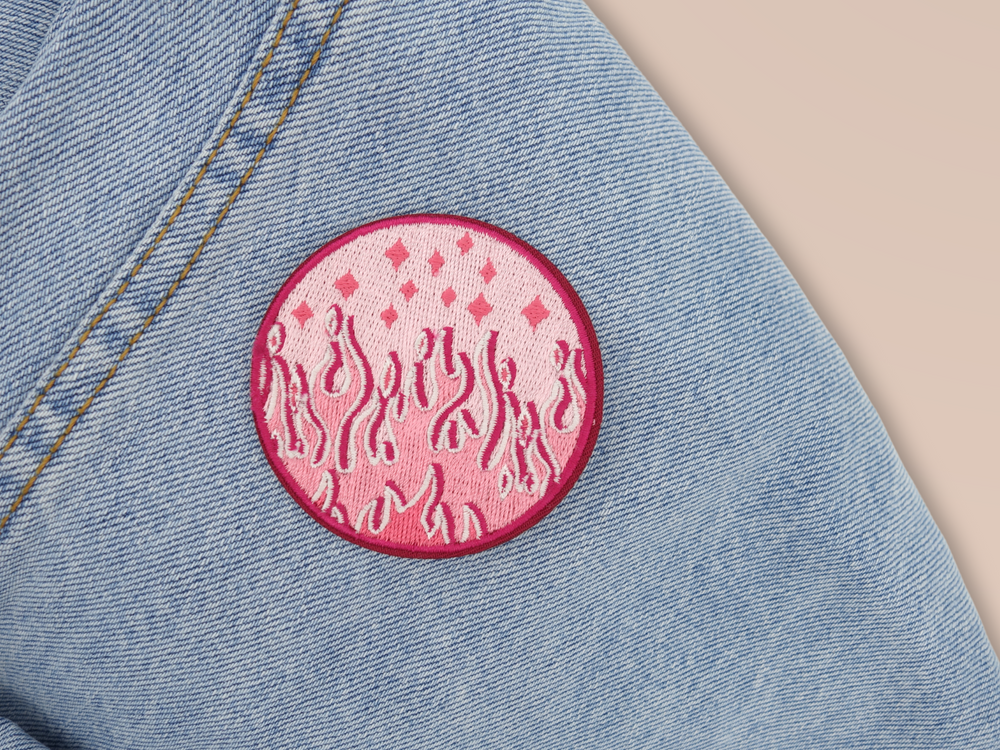 Rosa Flammen Patch auf hellblauer Jeans