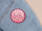 Rosa Flammen Patch auf hellblauer Jeans