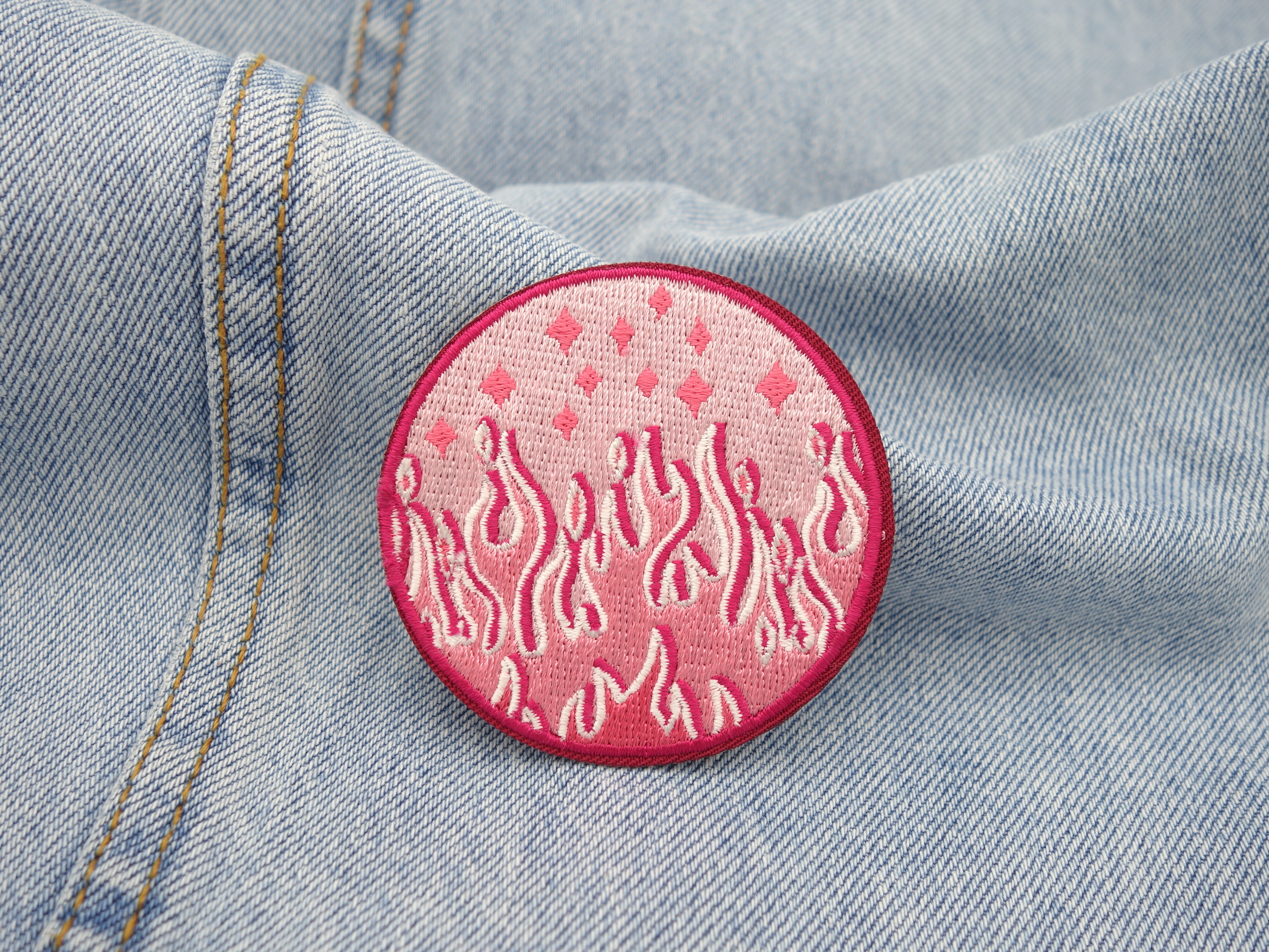 Rosa Flammen Patch auf hellblauer Jeans