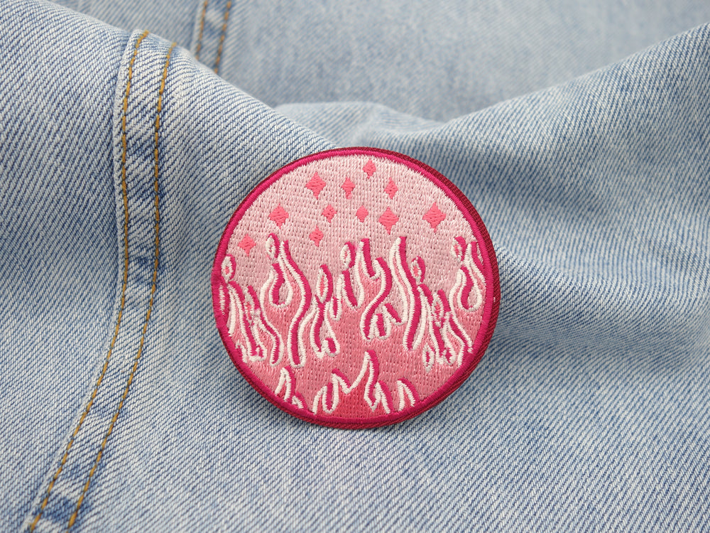 Rosa Flammen Patch auf hellblauer Jeans