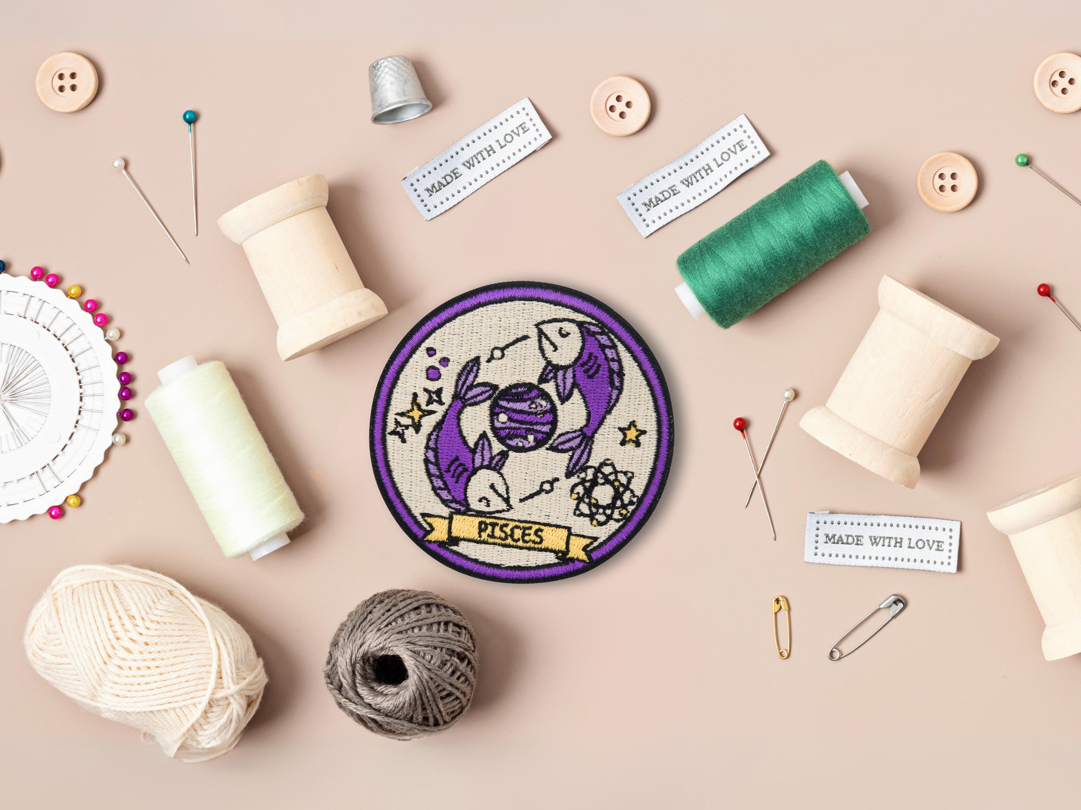 Sternzeichen Patch mit Nähzeug im Hintergrund