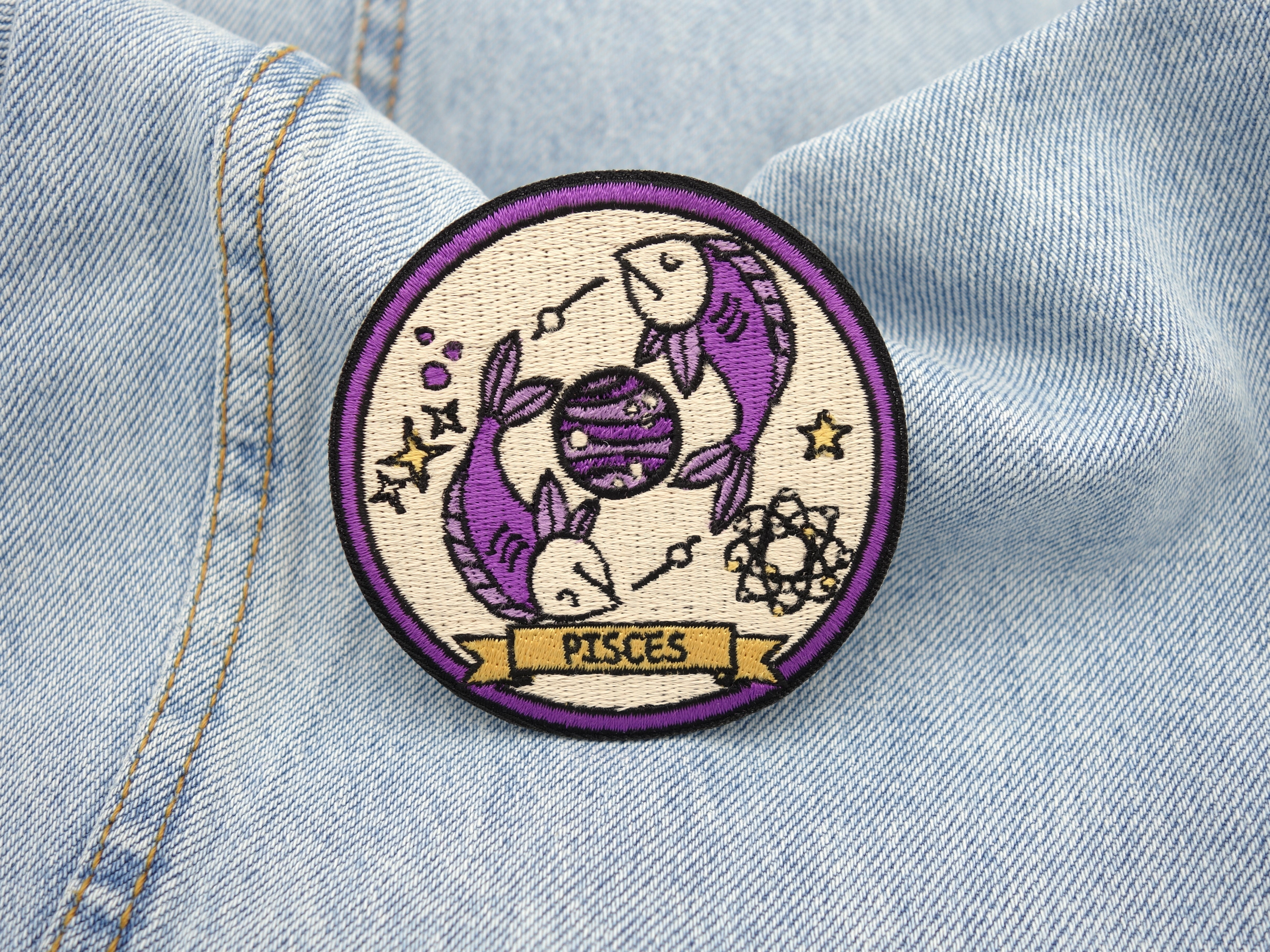 Sternzeichen Patch auf hellblauer Jeans