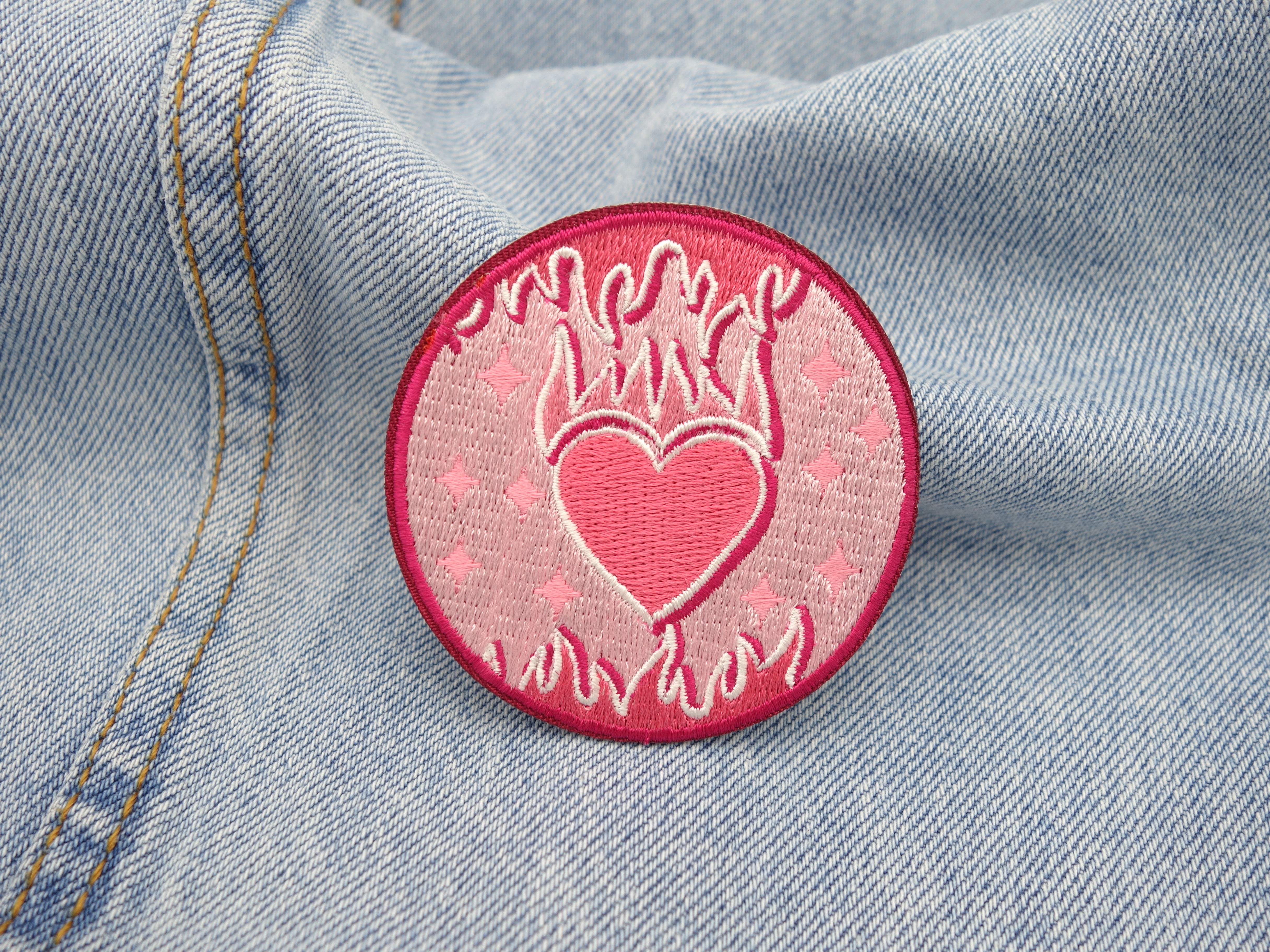 Flammendes Herz Patch auf hellblauer Jeans