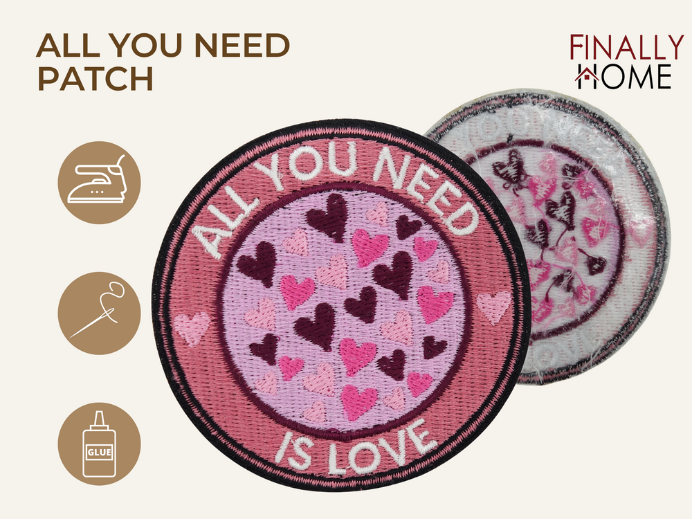 Vorder- und Rückseite des Patches, mit Bügelfolie. „Finally Home“ Logo und Nutzungsoptionen: Aufbügeln, Aufnähen, Aufkleben mit Textilkleber