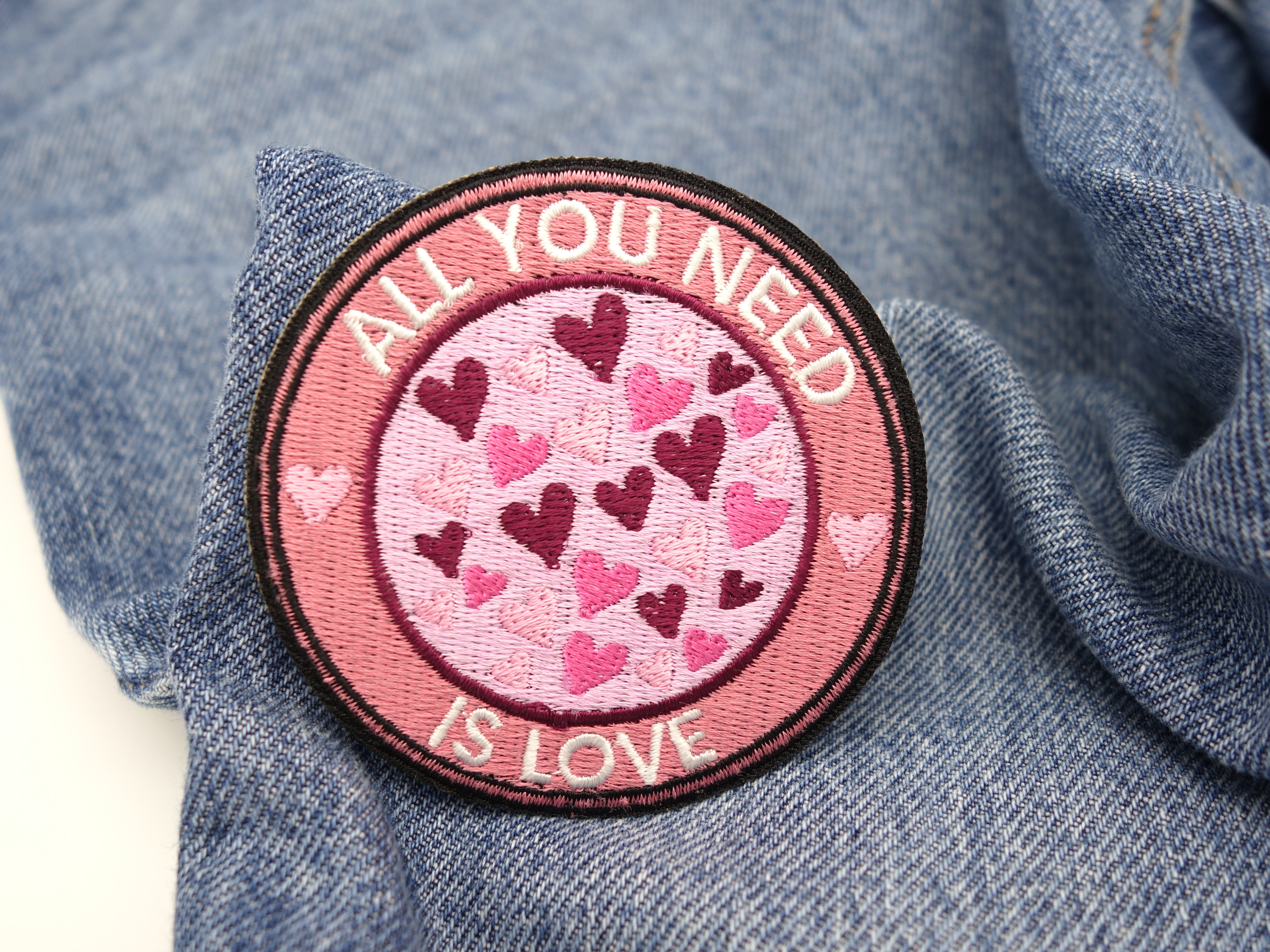 All you need is Love Patch auf blauer Jeans