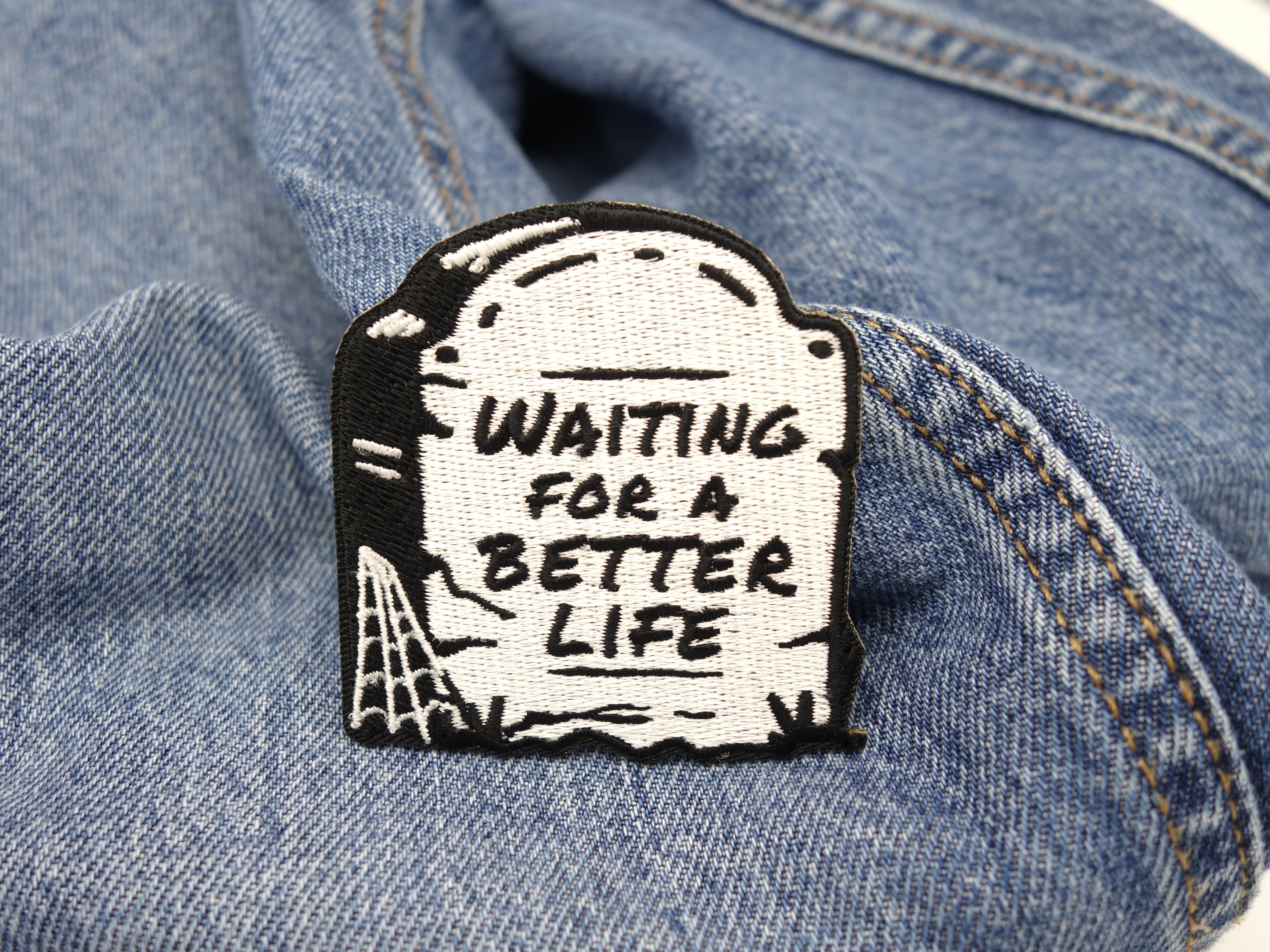 Grabstein Patch auf blauer Jeans
