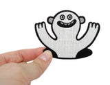 Frauenhand hält den lustigen Monster Patch