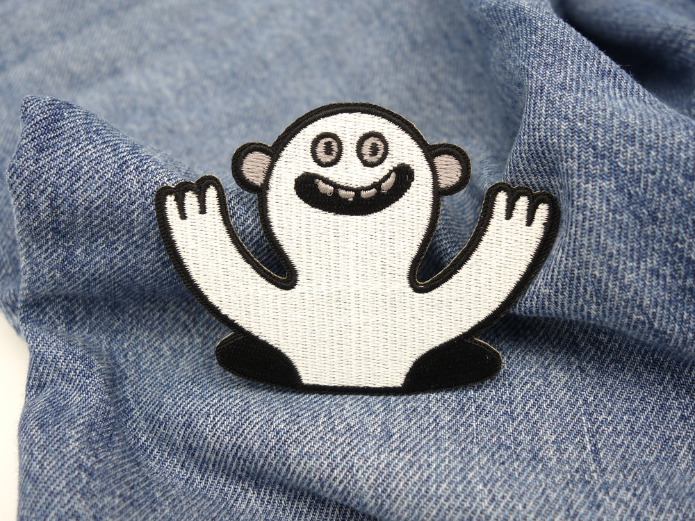 Lustiges Monster Patch auf blauer Jeans