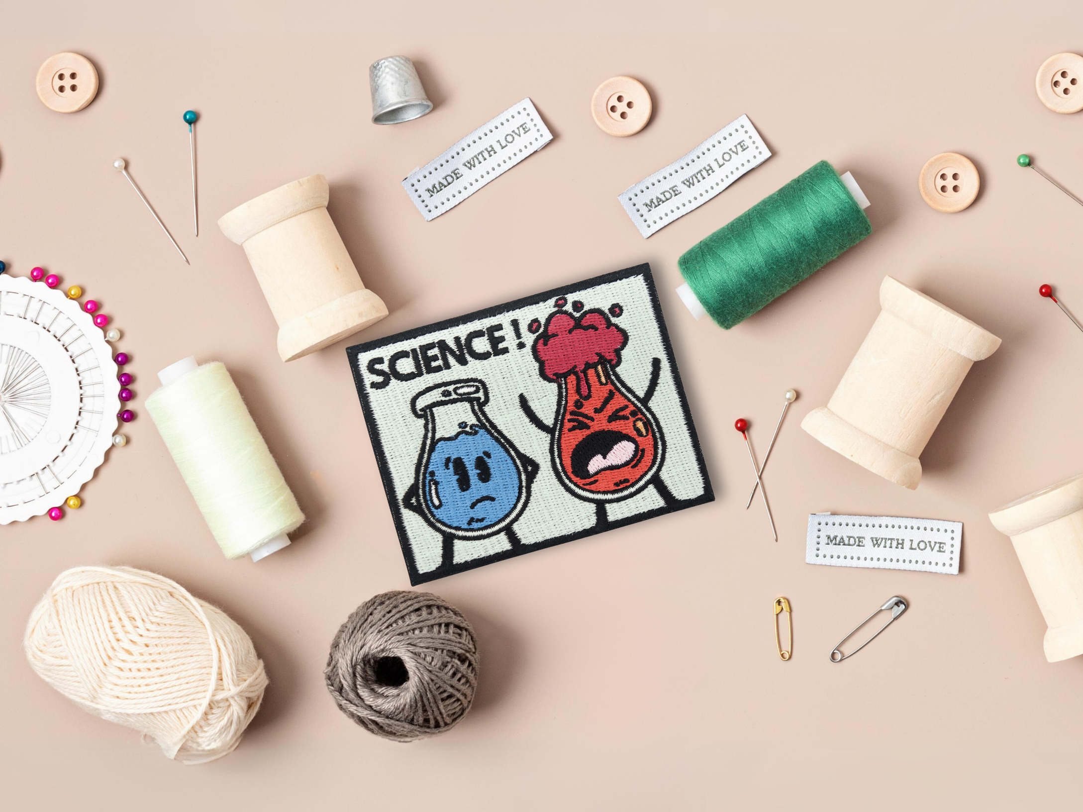 Science! Patch mit Nähzeug im Hintergrund
