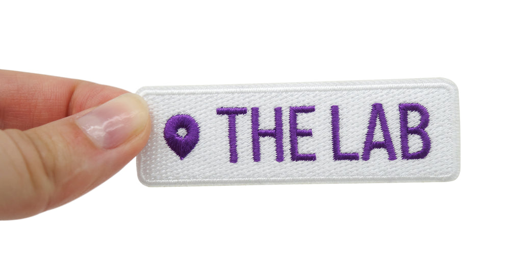 The Lab Patch gehalten von einer Frauenhand 